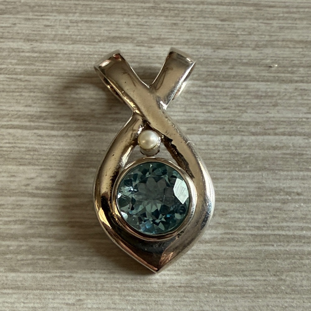 Elegant Silver Pendant with Blue Gemstone